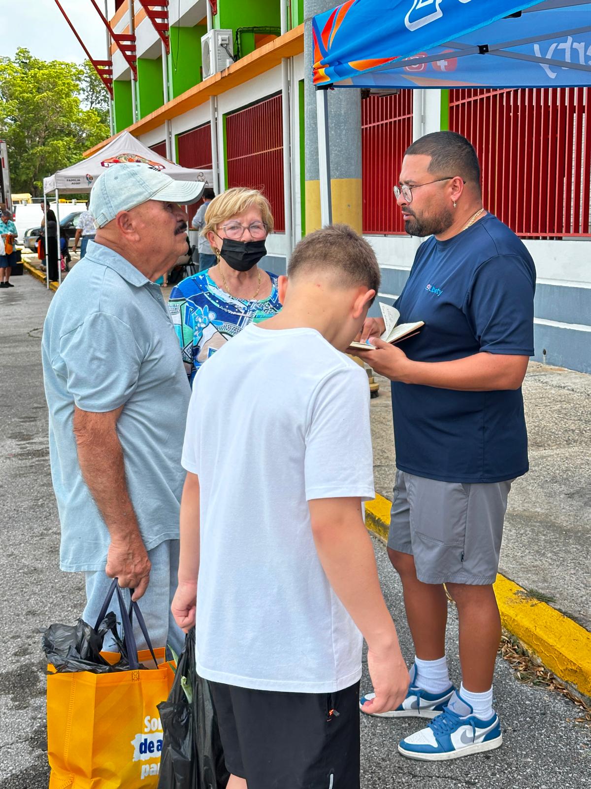 Seller talking with a family in the field